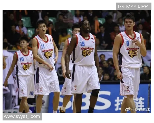 周鹏的篮球传奇之路：从青涩少年到国家队核心的成长历程与奋斗精神